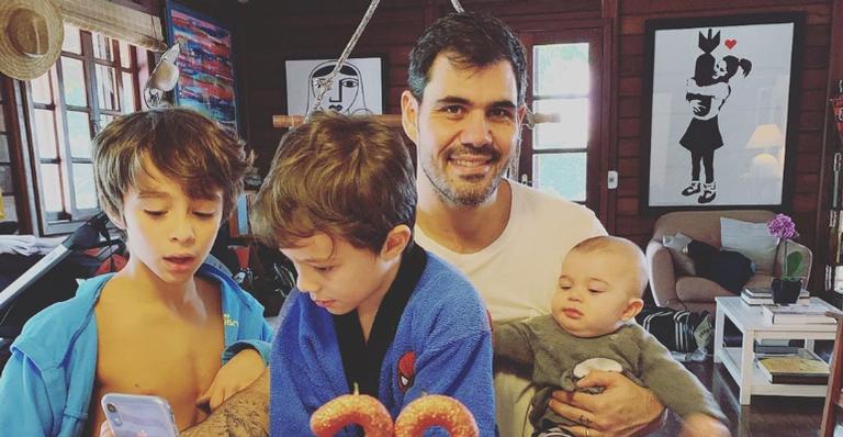 Juliano Cazarré se derrete pelo filhos rezando: ”Que Deus os abençoe e ilumine”