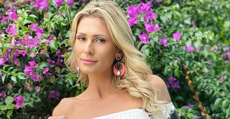 Lívia Andrade surge agachada em clique ousado e chama muita atenção