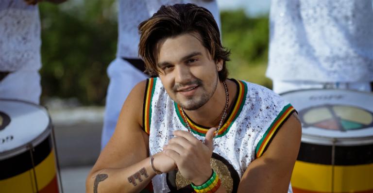 Aposta do Carnaval, Luan Santana divulga clipe com Olodum e Léo Santana