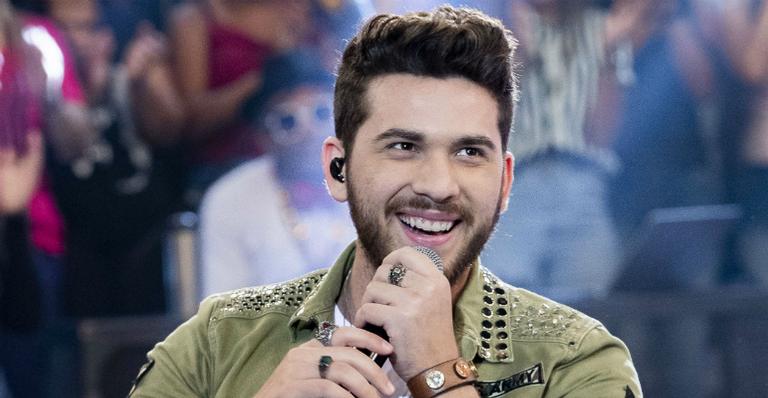 Gustavo Mioto aparece com visual diferente durante show em São Paulo e desabafa: ”Foi um acidente”