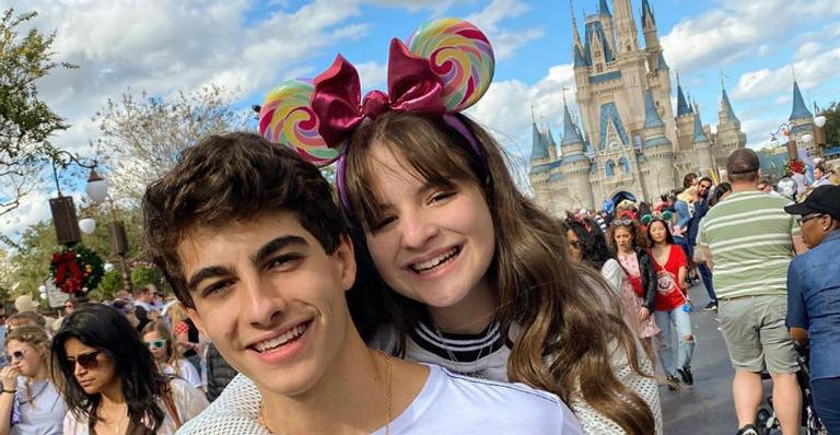 Sophia Valverde compartilha foto dando beijão no namorado em viagem para os Estados Unidos