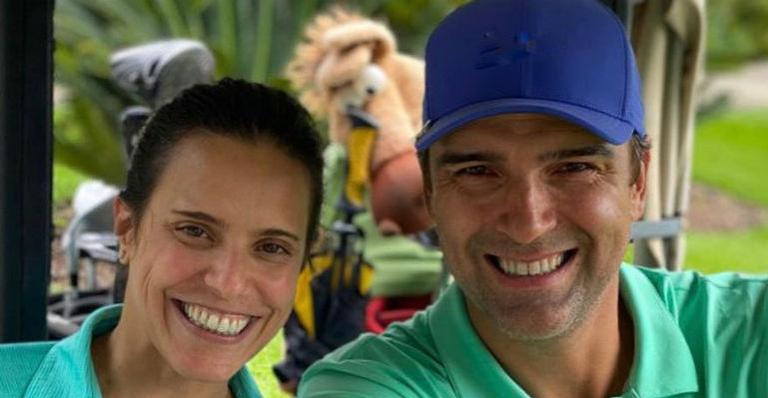 Tadeu Schmidt e a esposa comemoram primeira viagem de avião sem a presença das filhas