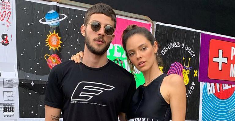 Chay Suede registra momento com a esposa, Laura Neiva, e a primogênita
