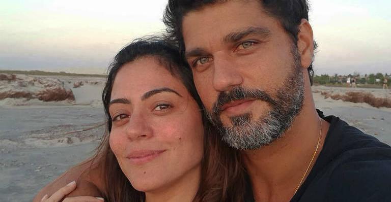 De biquíni, Carol Castro é clicada pelo namorado Bruno Cabrerizo