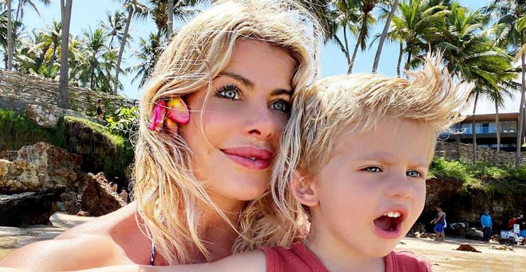 Karina Bacchi surge ao lado do primogênito e encanta web: ”Lindos”