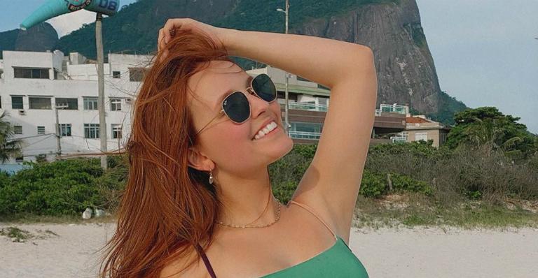 Larissa Manoela compartilha cliques raros com elenco de ‘Modo Avião’ e se declara: ”Uma família”