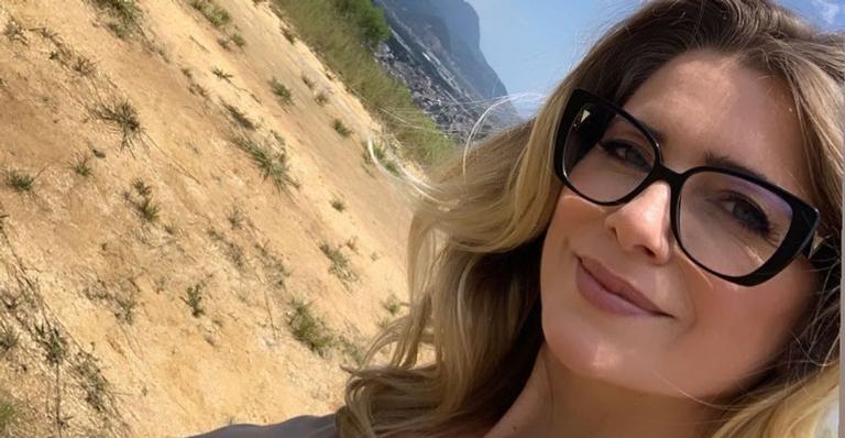 Ao posar em cachoeira, Leticia Spiller compartilha lindo clique em meio à natureza