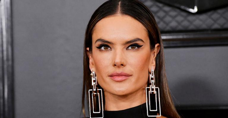 Alessandra Ambrosio esbanja estilo no red carpet do Grammy Awards