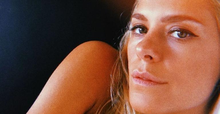 Carolina Dieckmann compartilha clique ao curtir dia de sol na piscina