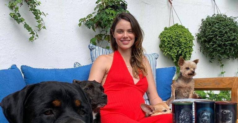 Com postagem divertida, Laura Neiva comemora primeiro mês de sua filha
