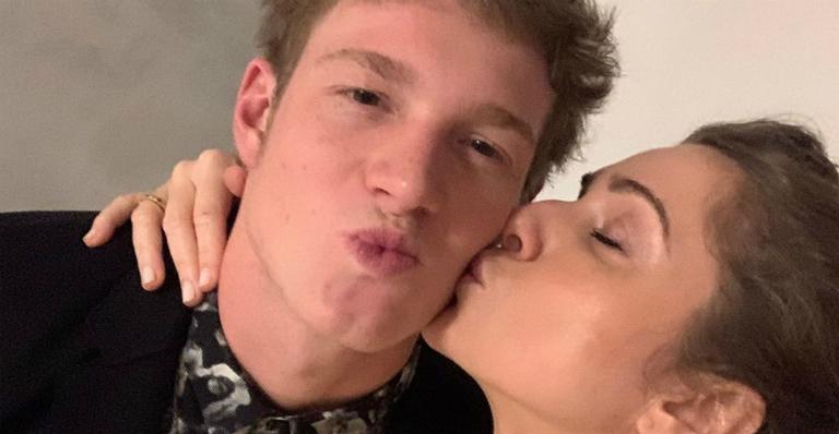 Leticia Spiller compartilha registro do filho com seus cachorros: ”Sanduíche de amor”