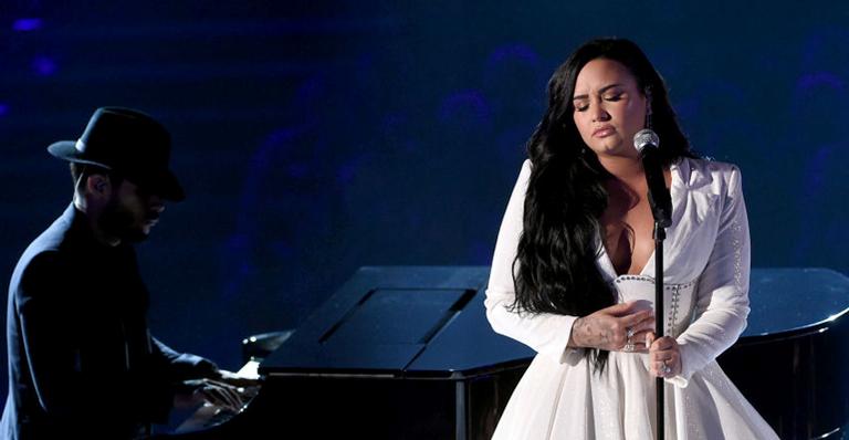 Demi Lovato volta aos palcos no Grammy e se emociona