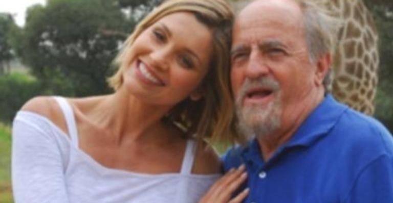 Flávia Alessandra presta homenagem de aniversário para Ary Fontoura: ”Hoje é dia dele!”