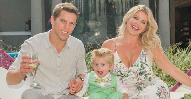 Karina Bacchi mostra cliques das Bodas de Ouro de seus pais e Enrico rouba a cena com terno verde