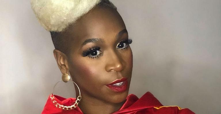 Karol Conka esbanja beleza ao aparecer com vestido lilás e internautas elogiam: ”Rainha”