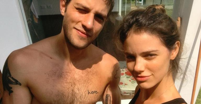 Mãe de Chay Suede se declara e afirma que Laura Neiva ocupou seu lugar de mulher da vida do filho