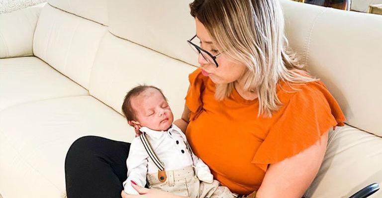 Marília Mendonça lê bíblia infantil para o filho, Léo, e encanta a web