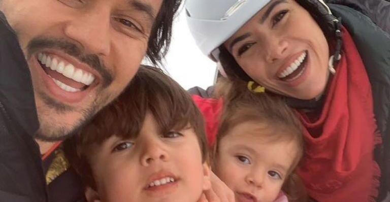 De férias, Patricia Abravanel esquia com a família e surpreende com performance