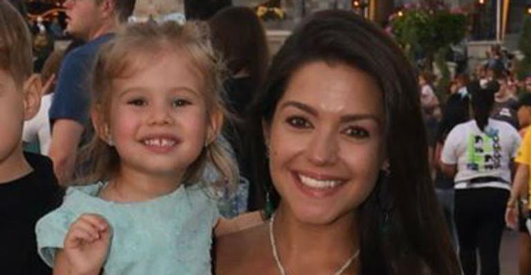 Thais Fersoza mostra Melinda fazendo pose e se derrete pela filha: ”Não tenho maturidade”