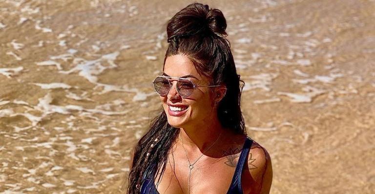 Aline Riscado ostenta curvas poderosas em clique sensual e encanta web!