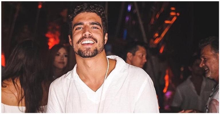 Caio Castro brinca com leãozinhos na África: ”Em dois meses eles podem nos matar”