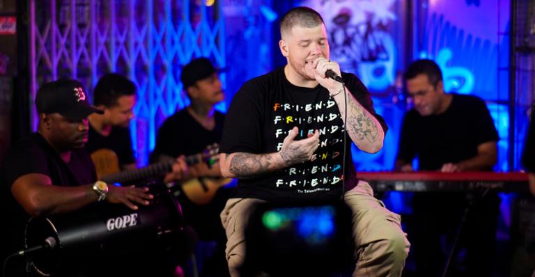 Ferrugem canta sucessos de Roberto Carlos e Charlie Brown Jr. em projeto intimista: ”Muito bacana”