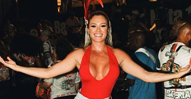 Em clima de Carnaval, Juju Salimeni exibe corpo sarado e ousa no look