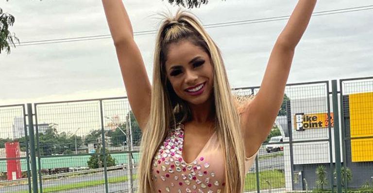 Um ano após o golpe, Lexa não segura a emoção ao anunciar trio elétrico no Carnaval de São Paulo