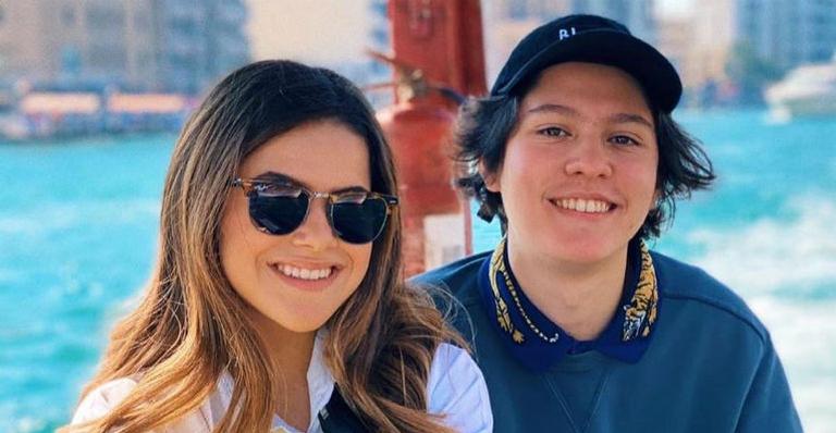 Maisa encanta as redes sociais ao aparecer curtindo passeio de barco com o namorado, Nicholas