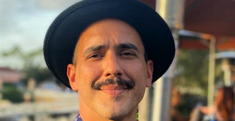 André Marques posa ao lado de um dos seus pets e se declara: ”Curta sua vida e seus amores”