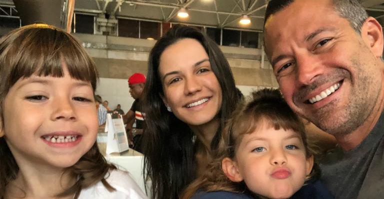 Malvino Salvador posa ao lado da esposa e das filhas e se declara: ”Hora da bagunça”