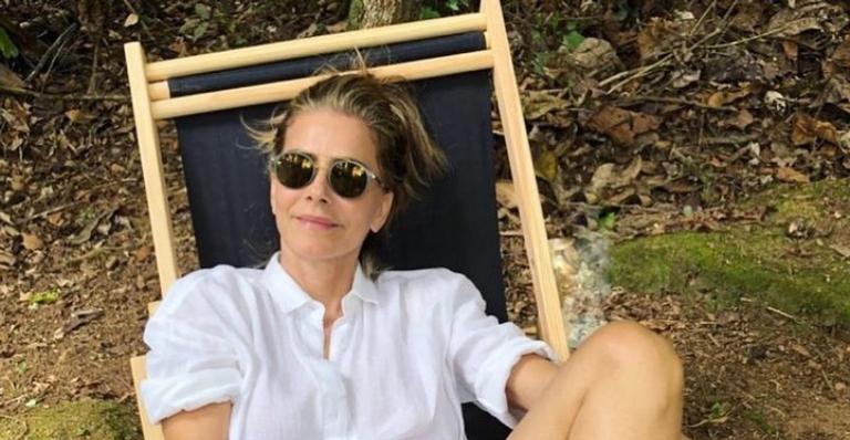 Ao comemorar seu aniversário, Maitê Proença compartilha clique praticando yoga