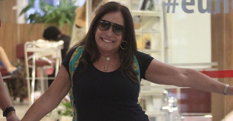 Susana Vieira dá show de simpatia e faz pose para os paparazzis ao sair de salão de beleza