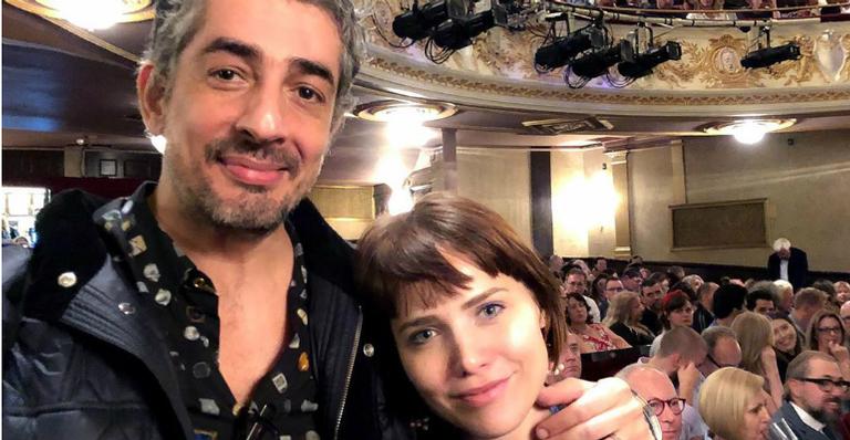 Leticia Colin raspa cabelo de companheiro, Michel Melamed e brinca: ”Deseja agendar seu horário?”