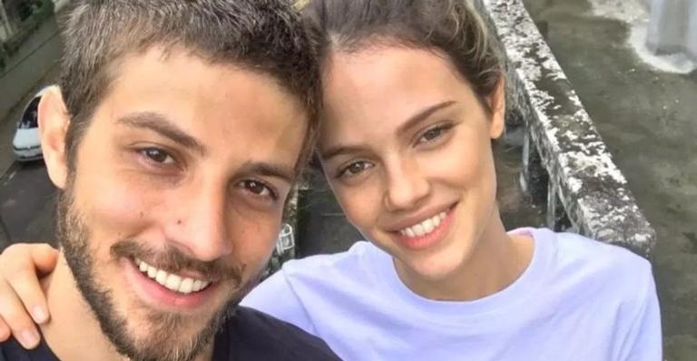 Filha de Chay Suede e Laura Neiva explode fofurômetro ao aparecer bocejando em clique encantador