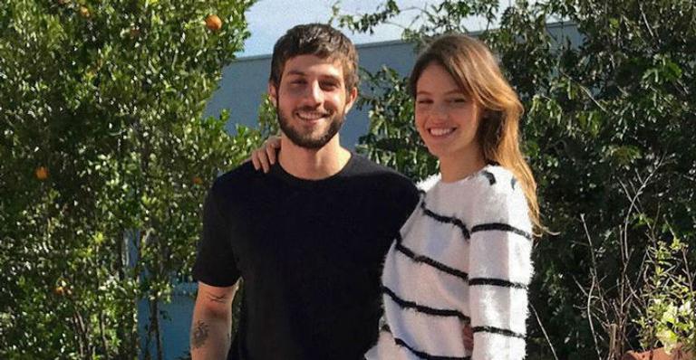Chay Suede mostra a esposa, Laura Neiva, amamentando a filha recém-nascida e lamenta de saudades