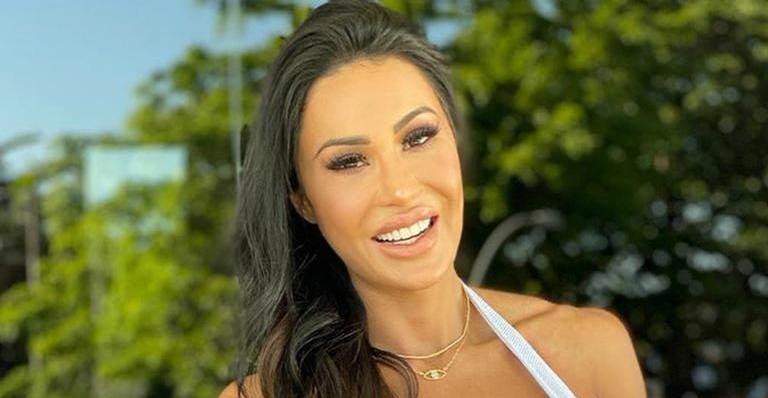 Irmã de Gracyanne Barbosa posa de costas na praia e ostenta bumbum empinado