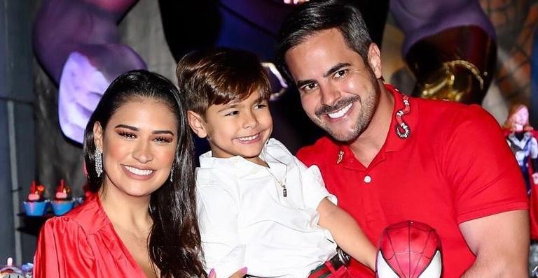 Simone surge grávida em foto publicada pelo marido e anima fãs: ”Vem bebê novo aí!”