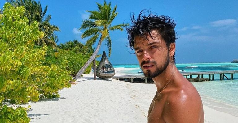 De férias, Rodrigo Simas compartilha clique em cenário paradisíaco nas Maldivas: ”Tons de blue”