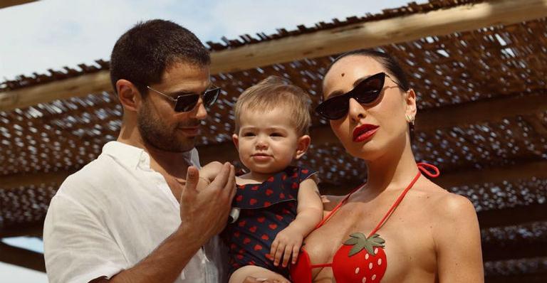 Sabrina Sato posa com o marido e a filha e se declara: ”Motivação para trabalhar com alegria”