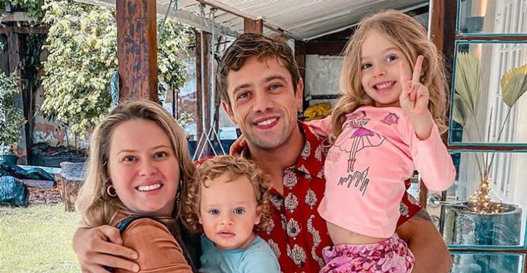 Mulher de Rafael Cardoso compartilha foto ao lado da família na praia e ganha elogio de seguidores