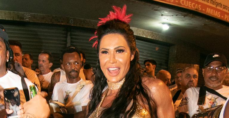 Gracyanne Barbosa participa de ensaio de Carnaval e exibe corpo sarado