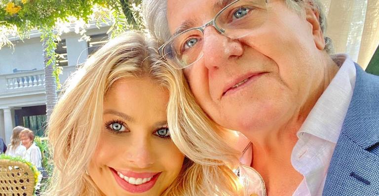 Karina Bacchi parabeniza o pai com bela homenagem: ”Sempre será meu herói”