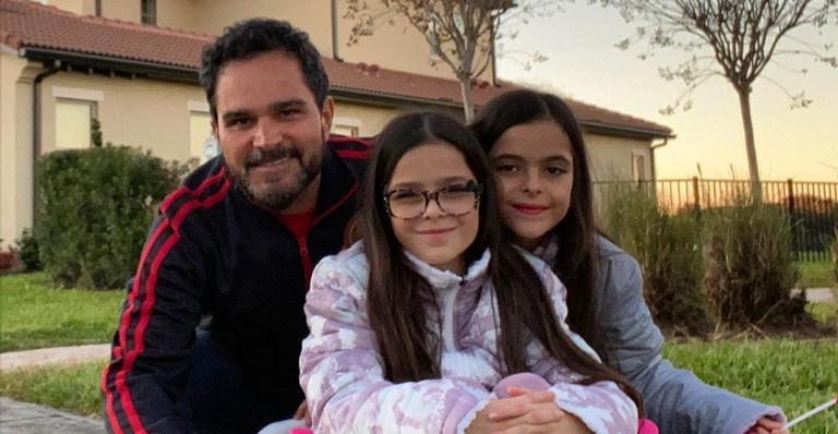 Filha de Luciano Camargo diverte a web ao surgir em pé nas costas do pai: ”Vida dura”