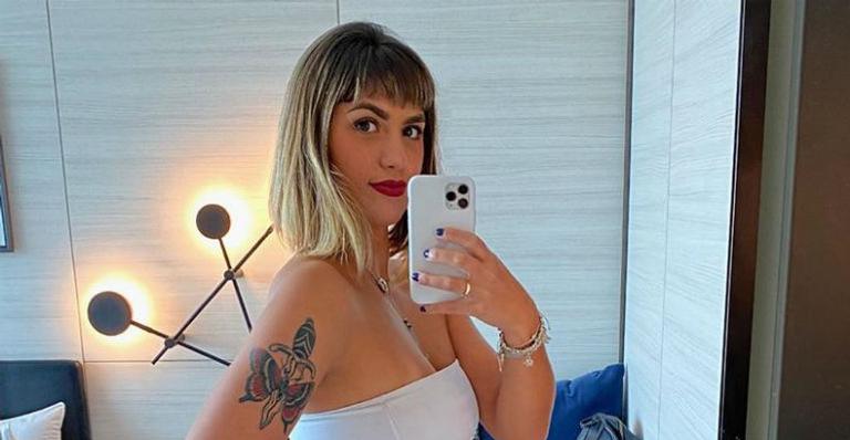Carol Junger posa de topless com a marca da mão de José de Abreu no bumbum