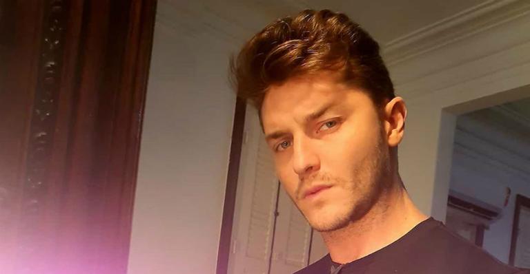 Klebber Toledo compartilha clique em balanço gigante e fãs brincam: ”Desce daí menino”