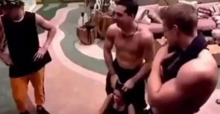 BBB 20: Petrix ‘roça’ partes íntimas em Flayslane e revolta a web: ”Já passou dos limites!”