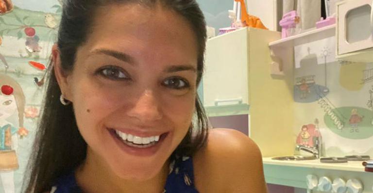 Thais Fersoza compartilha clique antigo de quando estava grávida em mar cristalino na Tailândia