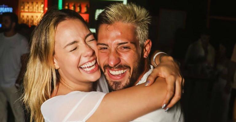 Vinicius Martinez posta foto antiga com Carol Dantas e o filho e se derrete: ”Para falar de amor”