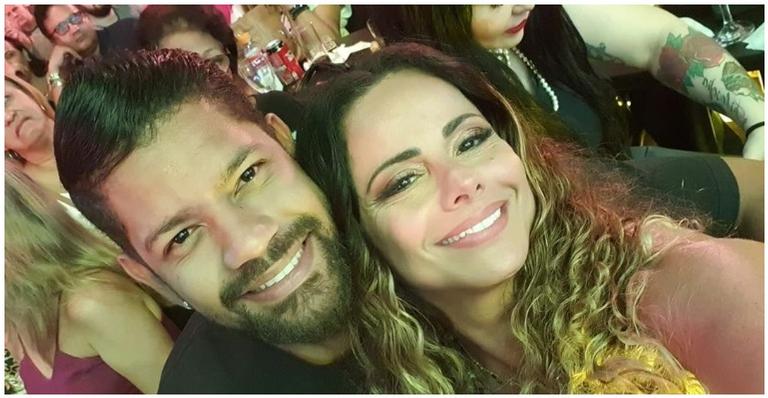 Viviane Araújo posa com o namorado e se declara: ”Quando se ama, não é preciso entender”